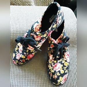 Sneakers, in black floral, NWOT, Merona, sz 8 w's.